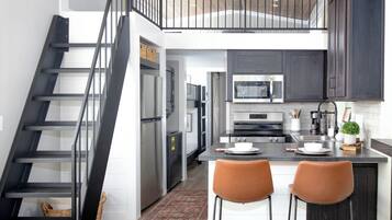 Kühlschrank, Mikrowelle, Ofen, Herdplatte