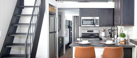 Jääkaappi, mikroaaltouuni, uuni, liesi