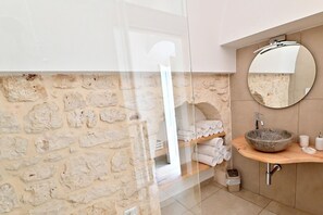 Shower, hair dryer, towels, soap - Almurigini Casa Design, Ceglie Messapica, Puglia, air conditioning and Wi-Fi (Ceglie Messapica)
