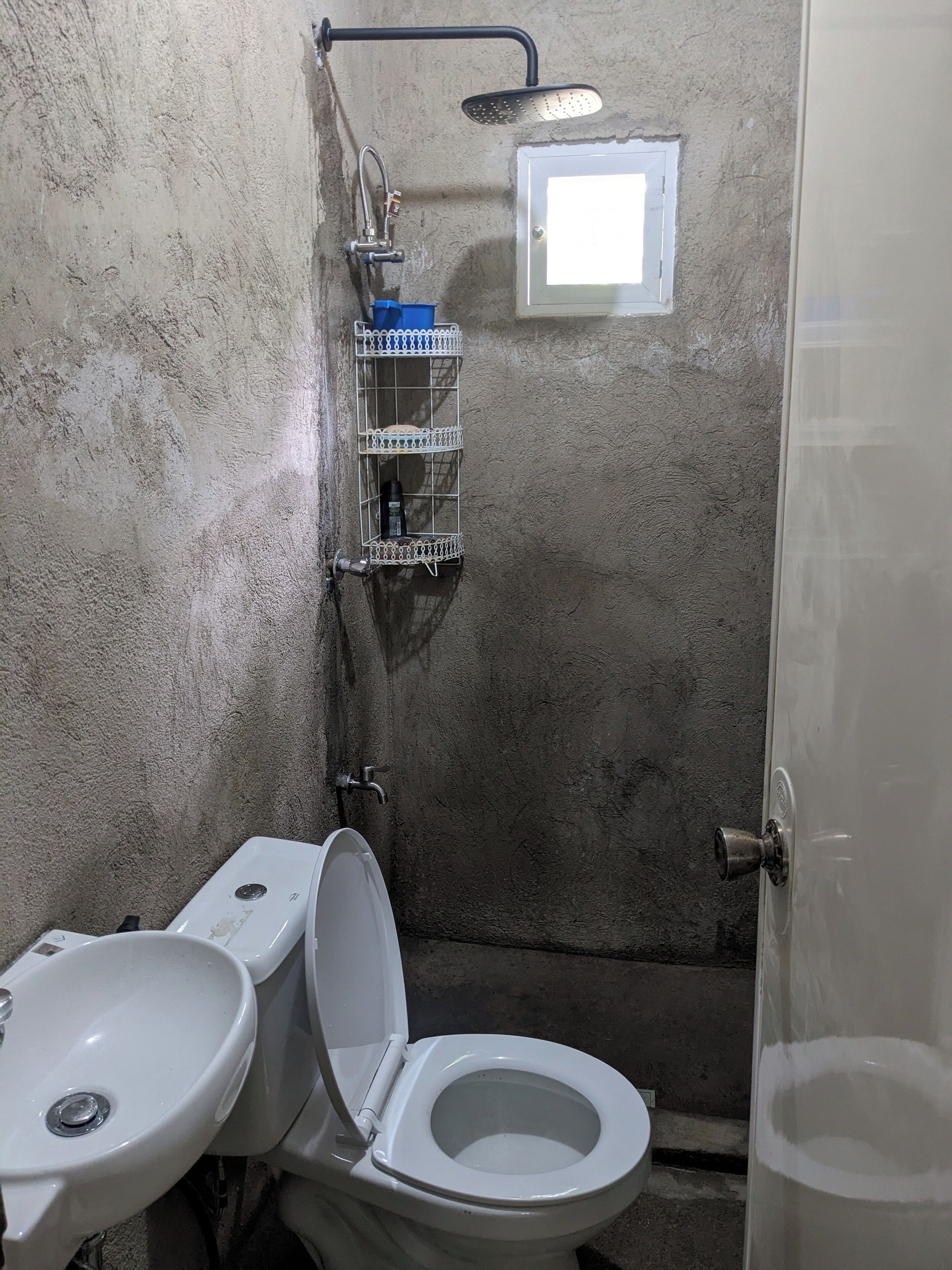 Een douche, handdoeken, zeep, toiletpapier