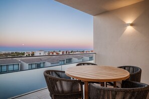 Outdoor dining - Cora Sunset: Brand New Oceanview 3BR Near Golf, Pool & Swimmable/Surfable Beach (San José del Cabo)