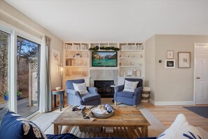 Smart TV, fireplace, books, stereo - Luxury Chatham Retreat. Walk to Main St & Beach (Chatham)