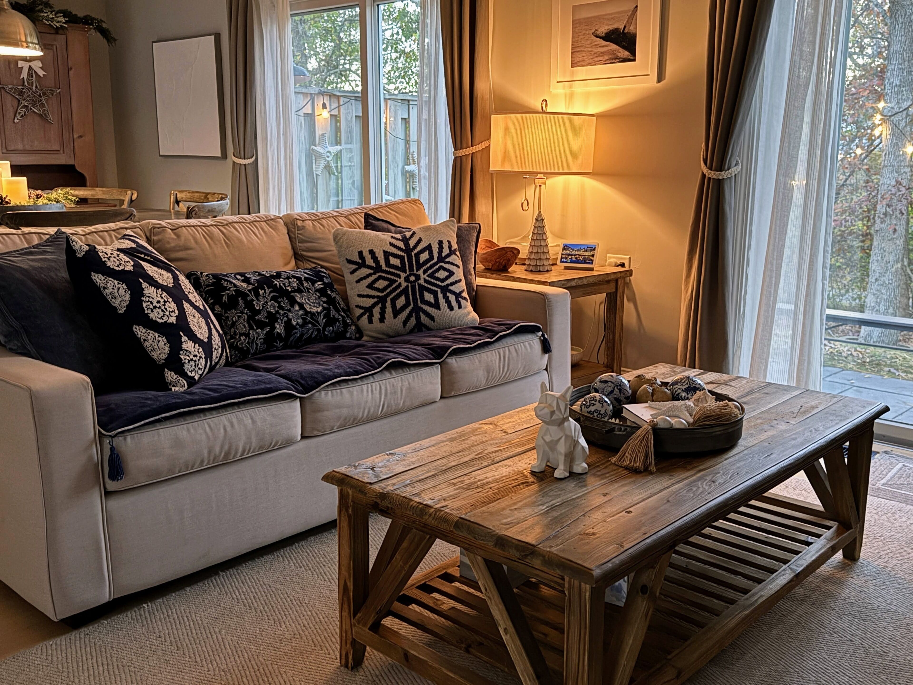 Smart-TV, Kamin, Bücher, Stereoanlage