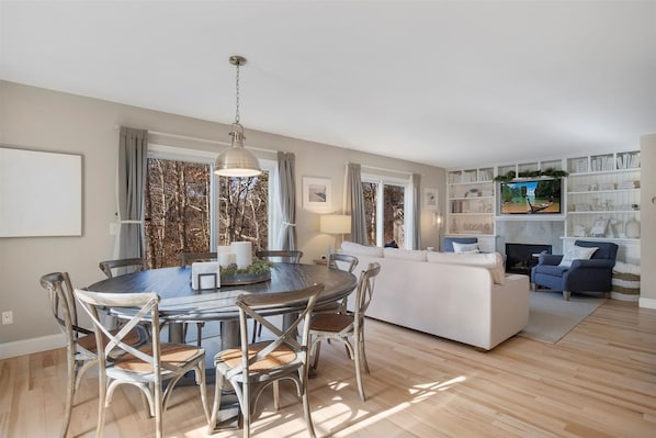 Dining - Luxury Chatham Retreat. Walk to Main St & Beach (Chatham)