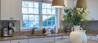 Luxury Chatham Retreat. Walk to Main St & Beach