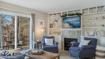 Smart-tv, een open haard, boeken en een stereo