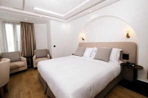 Deluxe dubbelrum - utsikt mot staden | Minibar, värdeförvaringsskåp på rummet och strykjärn/strykbräda