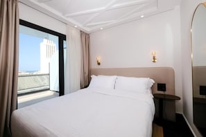 Coffres-forts dans les chambres, fer et planche à repasser