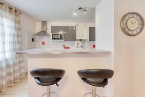 Fridge, microwave, oven, dishwasher - Ravello Evasion - Climatisé, à 100 m de la plage (Le Lavandou)