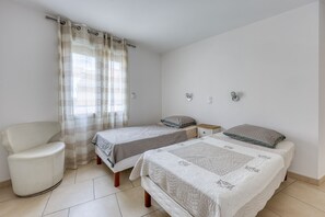 Iron/ironing board - Ravello Evasion - Climatisé, à 100 m de la plage (Le Lavandou)