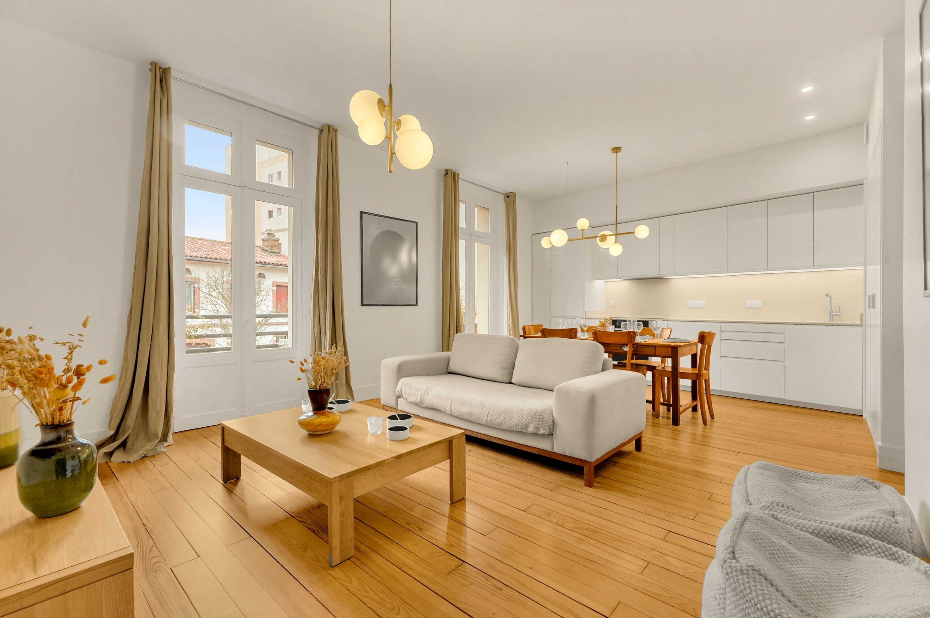 Ett modernt vardagsrum med en soffa, ett soffbord och en matplats.