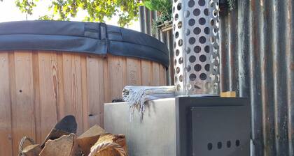 Retro 4-Personen Zelt - komplett eingerichtet, nostalgische Flair.