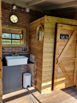 Douche, savon, papier toilette