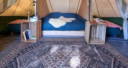 Retro 4-person tent - fully furnished, nostalgic flair.