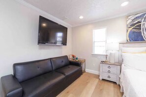 Living area - Private Master Suite/Courtyard in Prime NW Fresno (Fresno)