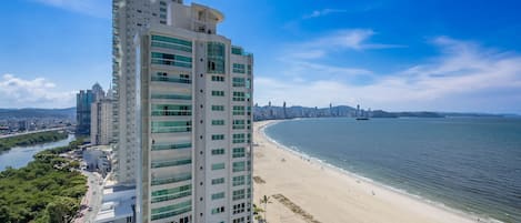 Ein Hochhaus-Hotel mit Blick auf Strand und Fluss.
