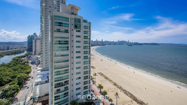 Un hôtel de grande hauteur offrant une vue sur une plage et une rivière.