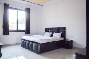 In-room safe, free WiFi - Prashi Heaven Retreat (Iswal)