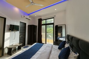In-room safe, free WiFi - Prashi Heaven Retreat (Iswal)