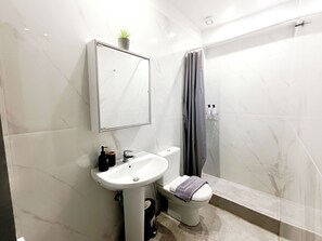 Shower, hair dryer, towels, soap - 
Στουντιο στην θεσσαλονικη 5 λεπτα απο το κεντρο και 300 μετρα απο την θαλασσα (Thessaloniki)