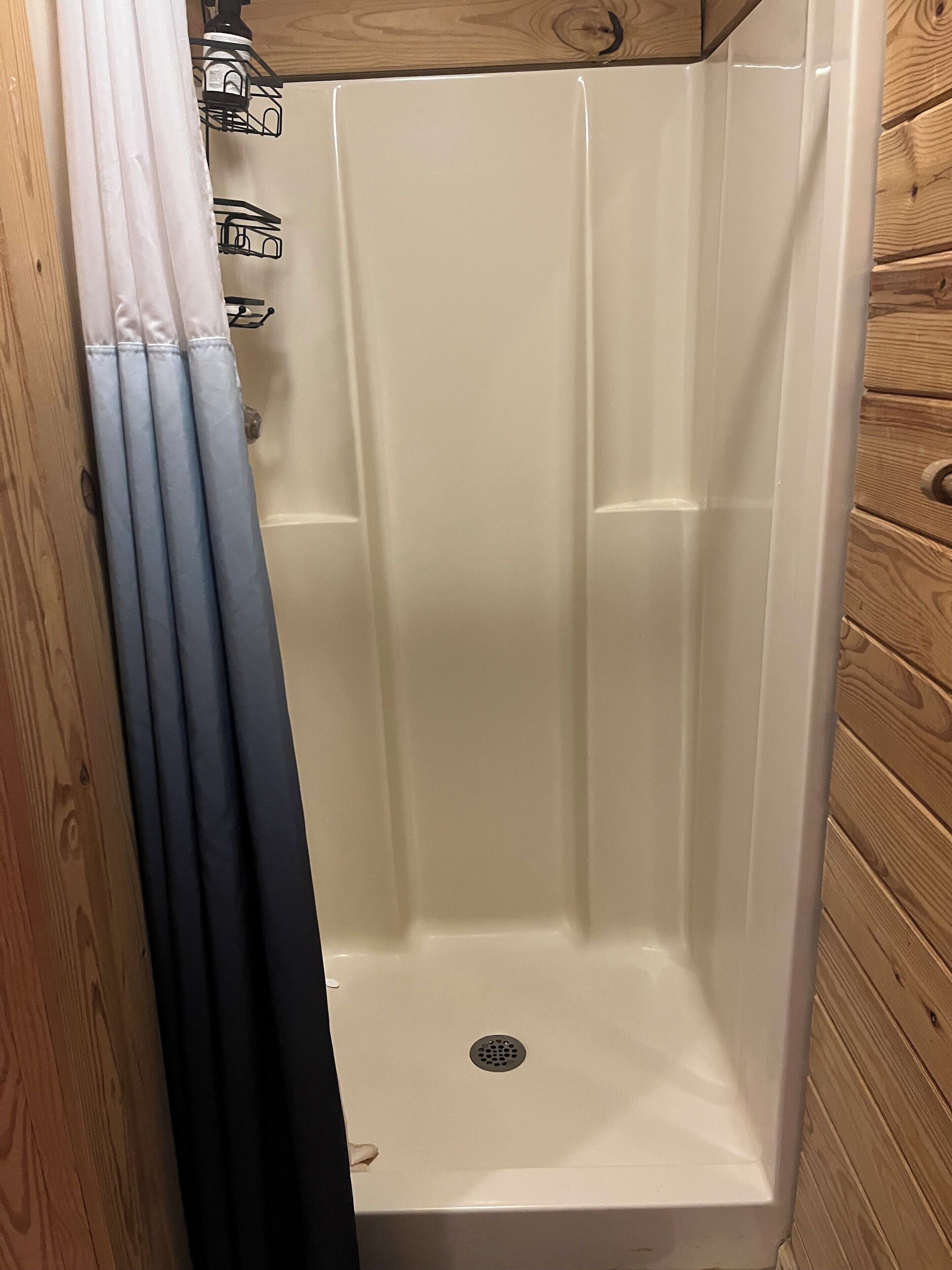 Douche, baignoire à jets, sèche-cheveux, savon