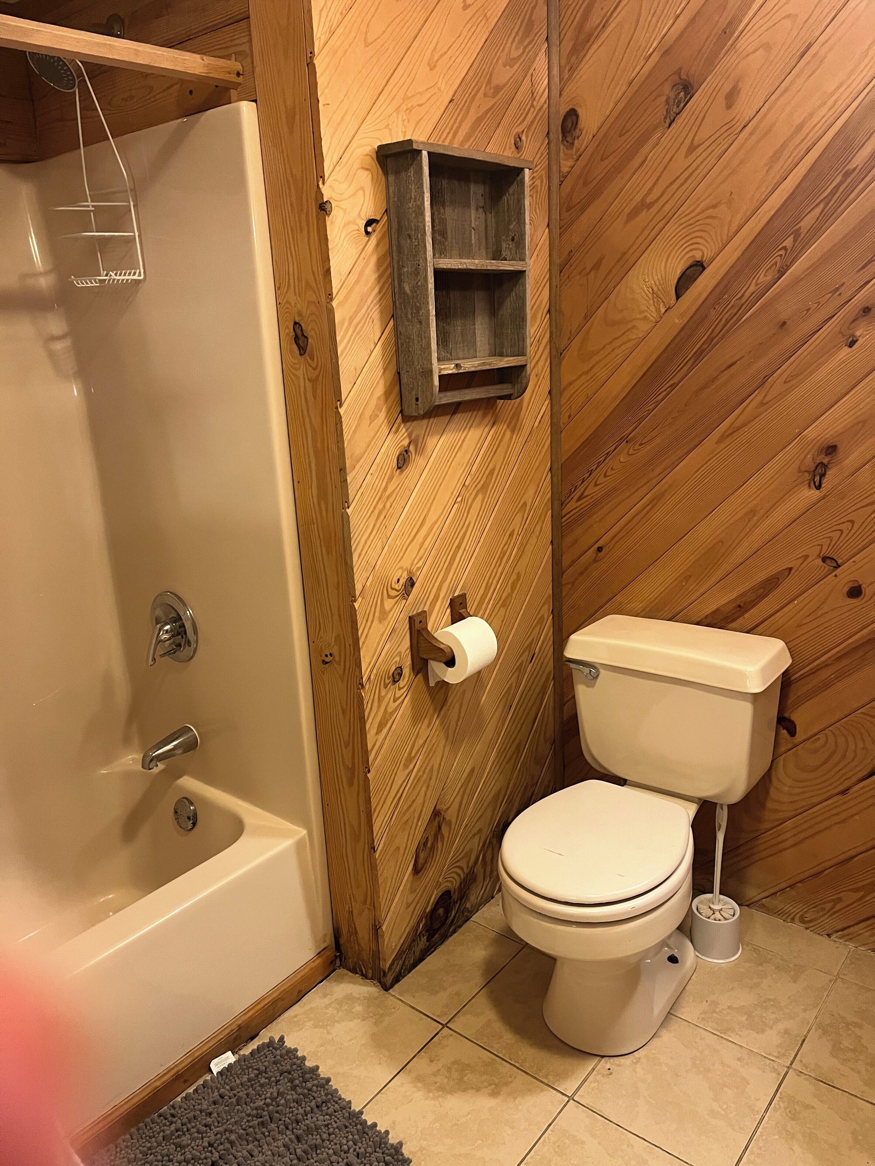 تجهيزات دش، حوض استحمام بنظام ضخ المياه، مجففات شعر، صابون