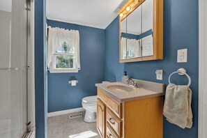 Shower, hair dryer, towels, soap - 5-bedroom Lodge on 10 acres great for family reunions, retreats & weddings (Otisfield)