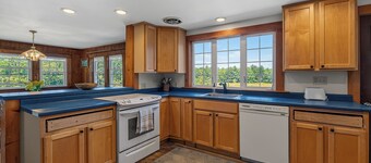 5-bedroom Lodge on 10 acres great for family reunions, retreats & weddings