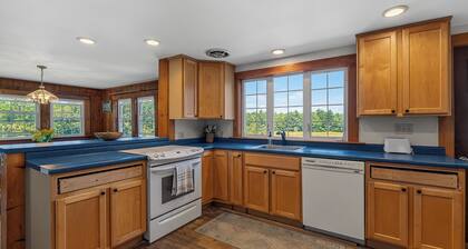 5-bedroom Lodge on 10 acres great for family reunions, retreats & weddings