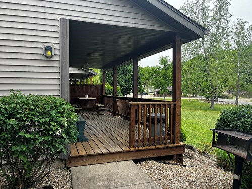 Stay in cozy cabin 4 off of Lake of the Ozarks in beautiful Sunrise Beach, MO