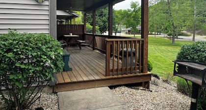 Stay in cozy cabin 4 off of Lake of the Ozarks in beautiful Sunrise Beach, MO