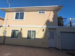 Exterior detail - Spacious 3-bedroom house in Beautiful Alhambra (Alhambra)