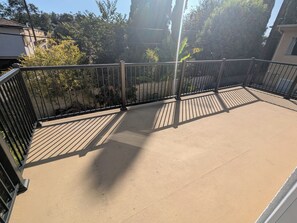 Property grounds - Spacious 3-bedroom house in Beautiful Alhambra (Alhambra)