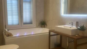 Douche, séchoir à cheveux, bidet, serviettes fournies