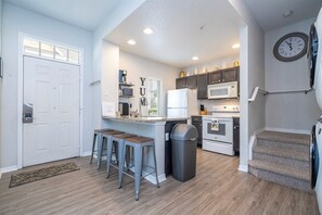 Een koelkast, een microgolfoven, een oven, een kookplaat