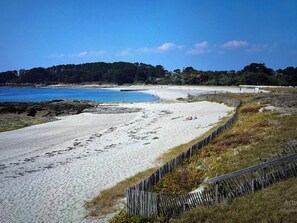 A beach with a wooden fence, a sandy shore, and a body of water. - Comfortable home for family or friends, within walking distance of the beach and the ocean; 700 m² garden (Saint-Gildas-de-Rhuys)