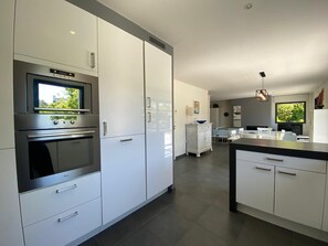 Fridge, microwave, oven, stovetop - Comfortable house for family or friends, walking distance to beach and sea Garden 700 m2 (Saint-Gildas-de-Rhuys)