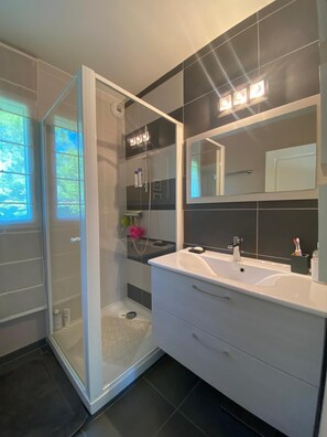 Shower, hair dryer - Comfortable house for family or friends, walking distance to beach and sea Garden 700 m2 (Saint-Gildas-de-Rhuys)