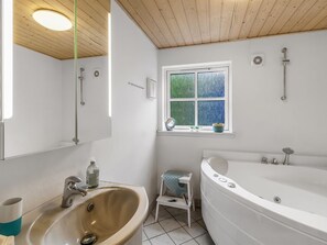 Bathroom - "Tomassine" by Interhome (Give)