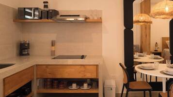 Jääkaappi, mikroaaltouuni, liesi, kahvin-/teenkeitin