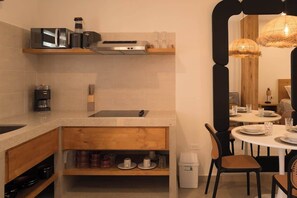 Kühlschrank, Mikrowelle, Herdplatte, Wasserkocher mit Kaffee-/Teezubehör