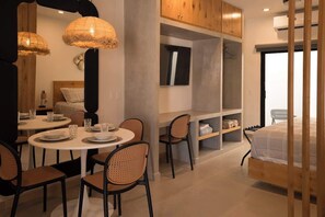 Een strijkplank/strijkijzer, wifi, beddengoed