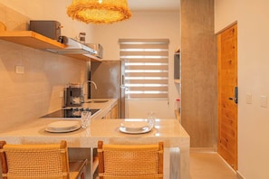 Kühlschrank, Mikrowelle, Herdplatte, Wasserkocher mit Kaffee-/Teezubehör