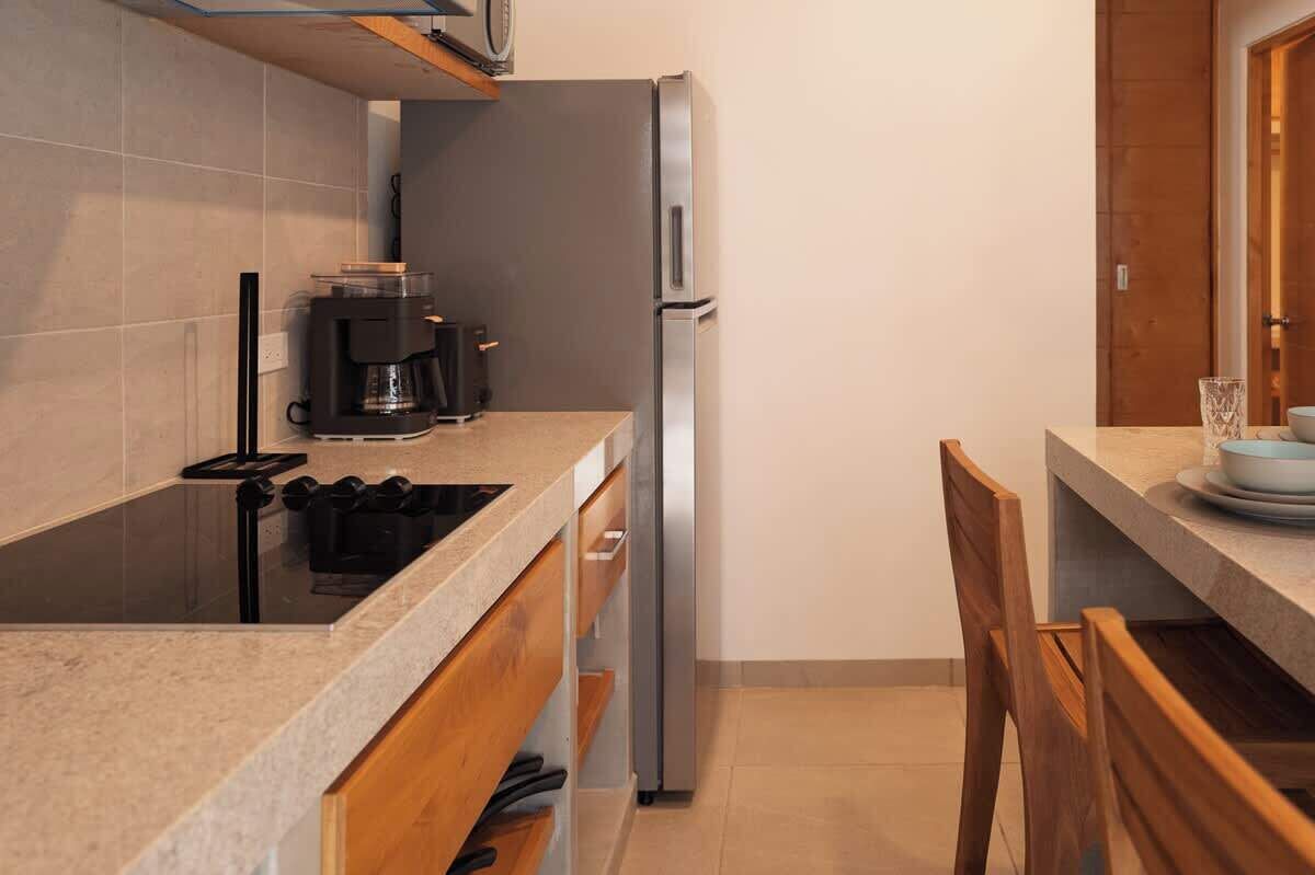 Réfrigérateur, micro-ondes, plaque de cuisson, cafetière/bouilloire