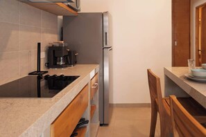 Réfrigérateur, micro-ondes, plaque de cuisson, cafetière/bouilloire