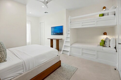 Beachfront Luxe 6BR Villa, Pool & Bay Views