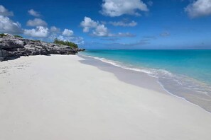 Plage, chaises longues