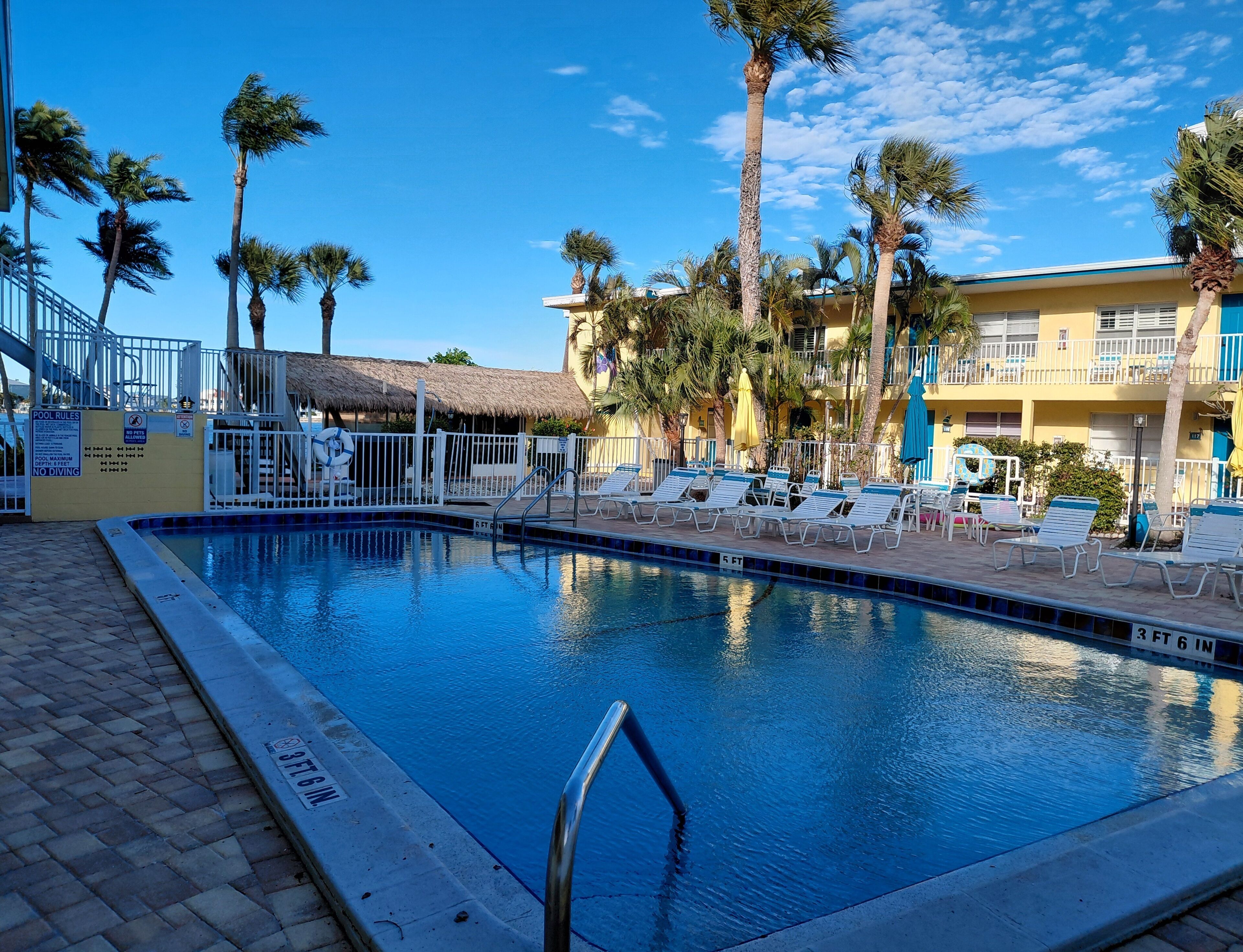 Utendørsbasseng og et oppvarmet basseng