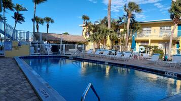 Utendørsbasseng og et oppvarmet basseng