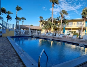 Utendørsbasseng og et oppvarmet basseng